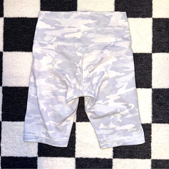 Lululemon Wunder Under Short - Picture 2 of 8